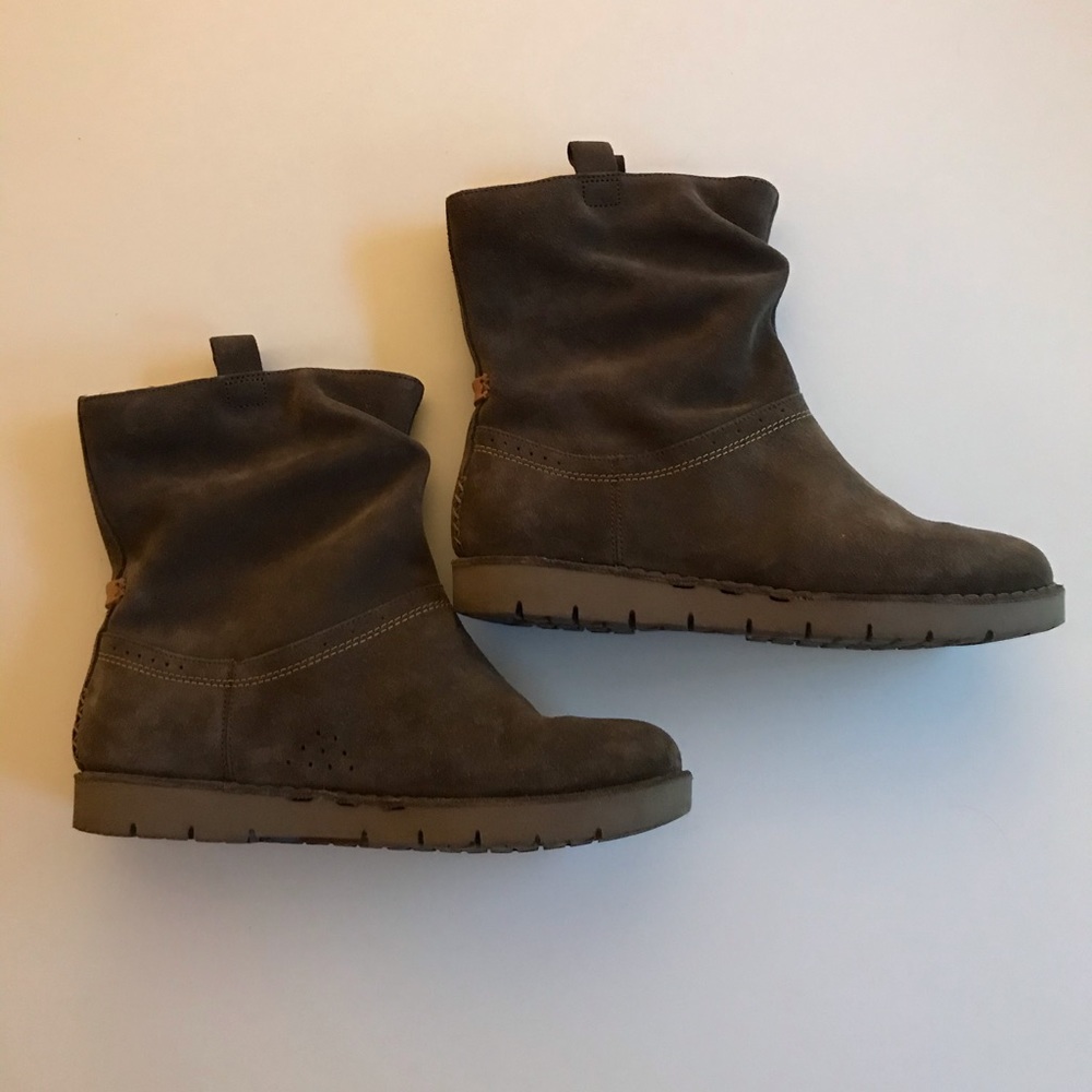 Like New Clarks Unstructured Suede Leather Boots - Picture 3 of 11